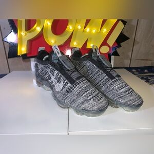 Nike Air Vapormax Flyknit Oreo
Women’s Size 9 - Used, Great Condition No Box